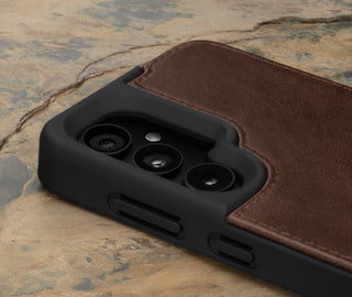 Kameraausschnitt auf der dunkelbraunen Leder-Bumperhülle für das Samsung Galaxy S24