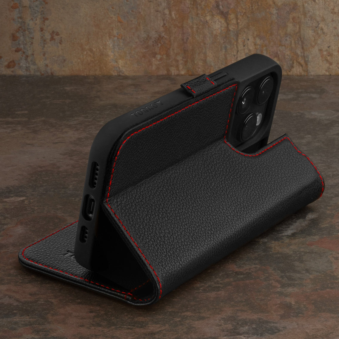 TORRO Leren IPhone 16 Pro Max Hoes – Portemonnee-model Met Standaard En 3 Kaartsleuven – Handgemaakt Van Premium Rundleer – Geschikt Voor MagSafe-laders – Zwart