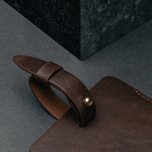 Adjustable strap on the Dark Brown Leather Luggage Tag